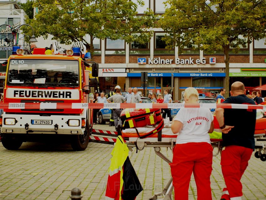 2 Denkmalkletterer hielten Feuerwehr und Polizei in Trapp Koeln Heumarkt P069.JPG